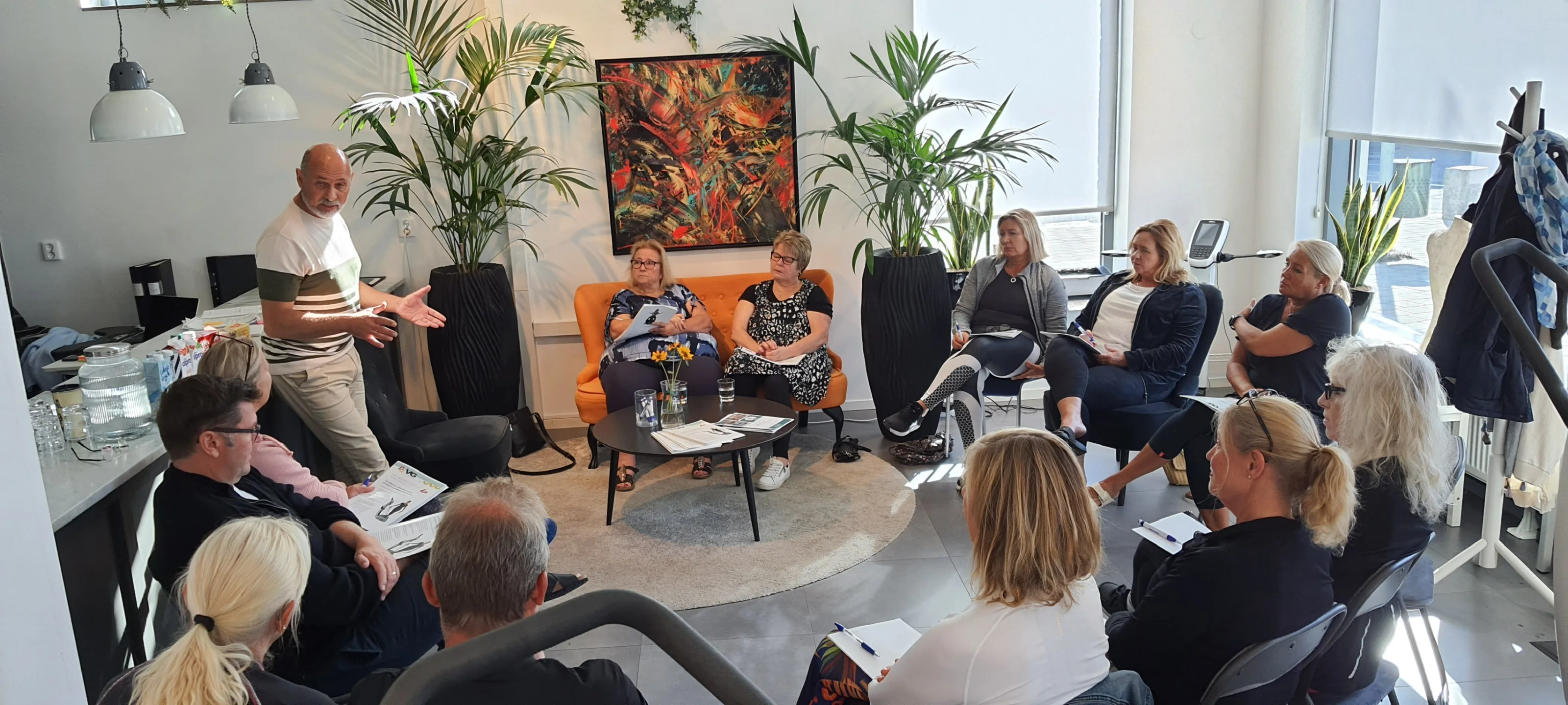 Deltagare lyssnar på en föreläsning i Vibrogyms lounge