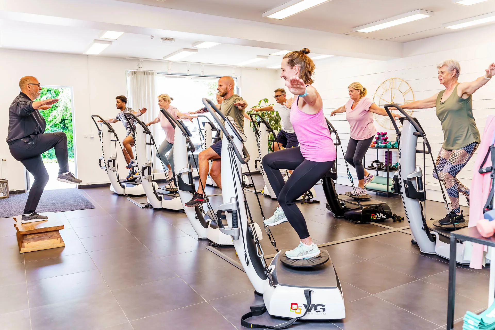 En grupp tränar step-ups på vibrationsplattor
