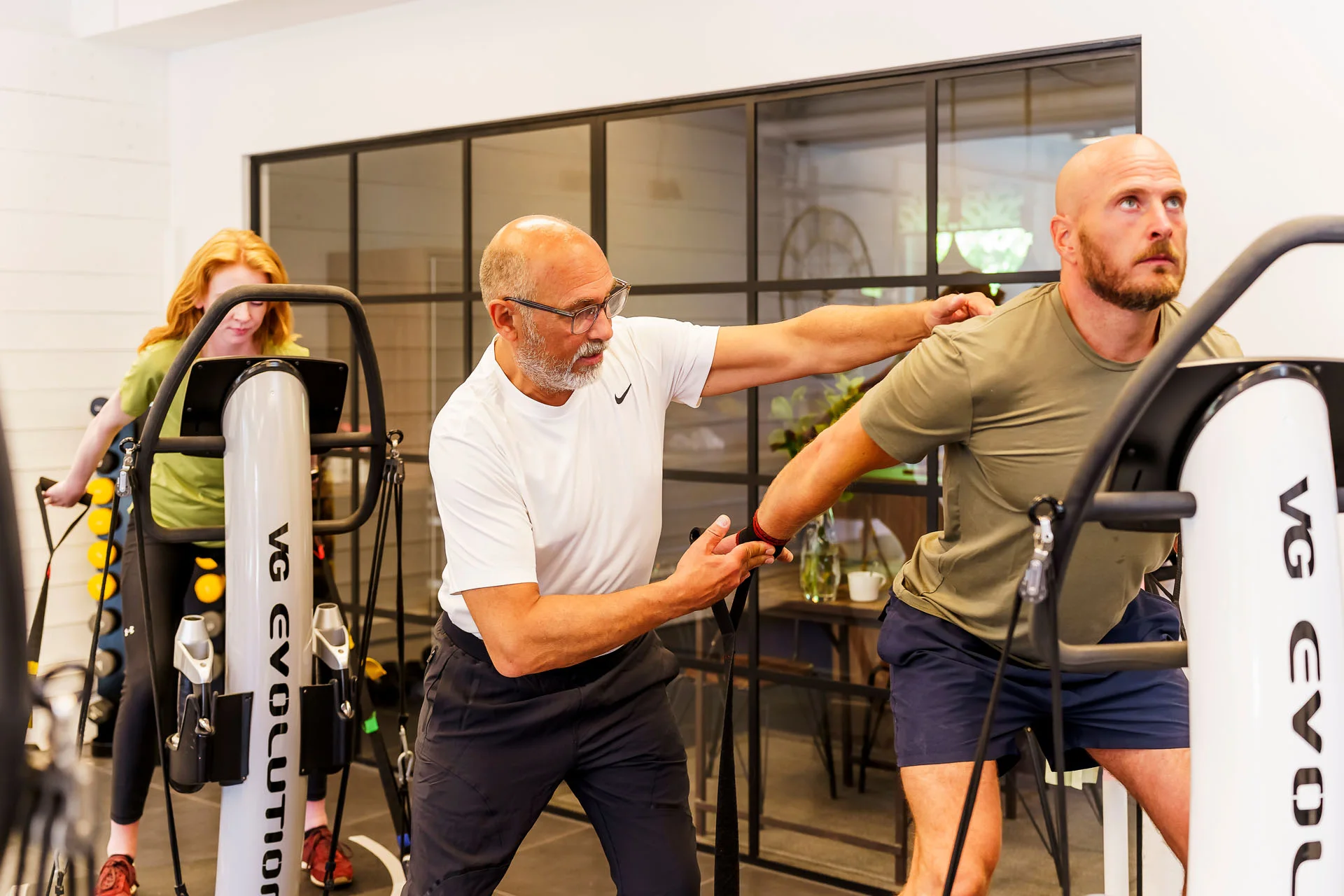 Instruktören korrigerar tekniken hos en medlem