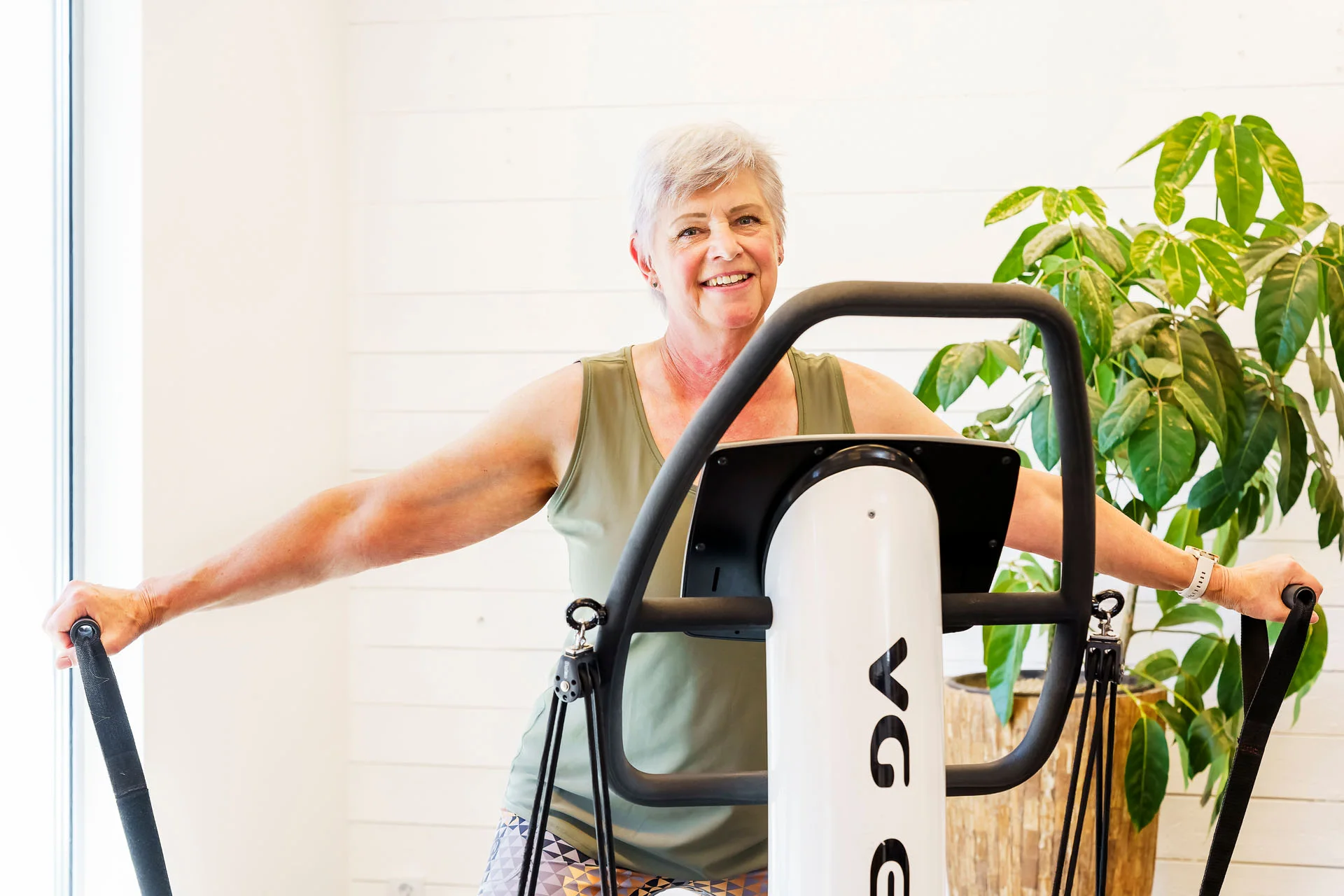 Glad medlem tränar på en vibrationsplatta