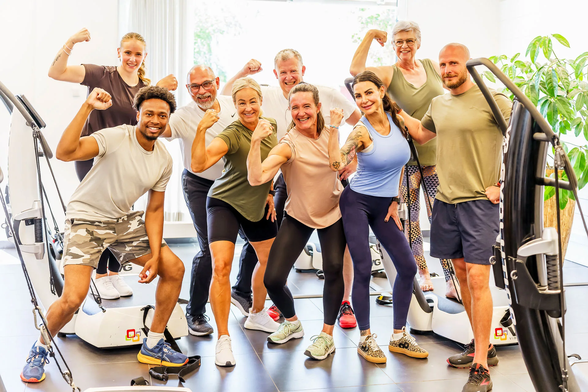 Glad grupp med medlemmar och instruktörer i studion